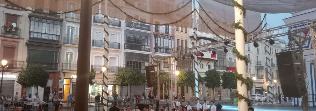 Actuación en la Plaza de San Francisco sin escenario accesible de la Banda de Música Liceo de Sevilla
