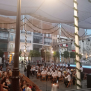 Actuación en la Plaza de San Francisco sin escenario accesible de la Banda de Música Liceo de Sevilla