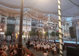 Actuación en la Plaza de San Francisco sin escenario accesible de la Banda de Música Liceo de Sevilla