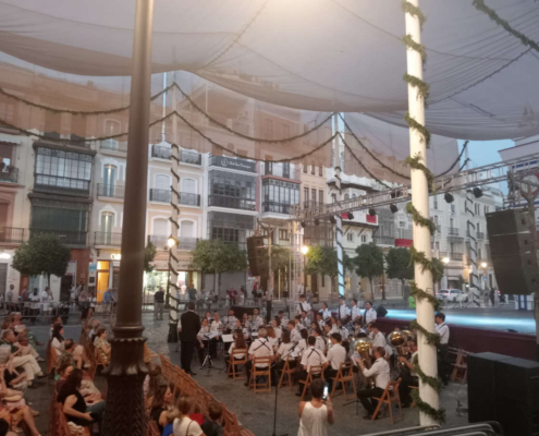 Actuación en la Plaza de San Francisco sin escenario accesible de la Banda de Música Liceo de Sevilla